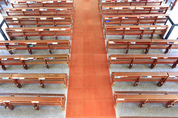 教堂内的木质座椅