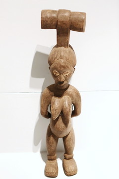 非洲木木雕戴头具的少女雕像