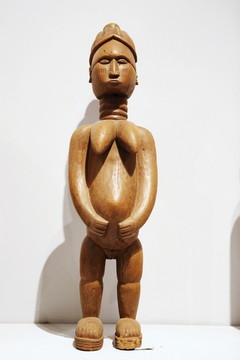 非洲木雕站姿妇女雕像