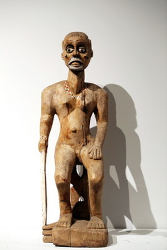 非洲木雕坐姿老人雕像