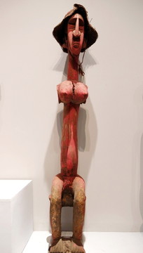 非洲木雕红色坐姿妇女