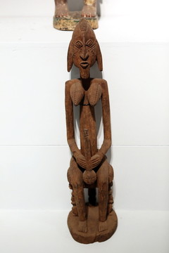 非洲木雕拿瓶子妇女雕像