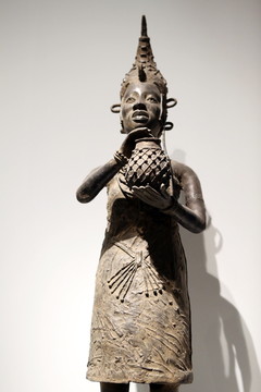非洲木雕抱陶罐的妇女雕像