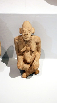 非洲木木雕雕盘腿男人