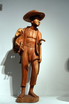 非洲雕雕刻戴帽子的少年男孩