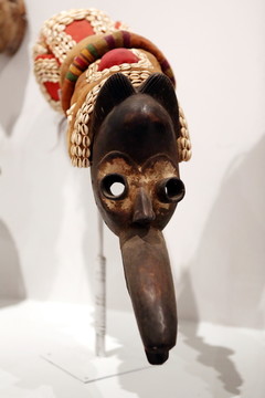 非洲雕刻长喙贝壳面具