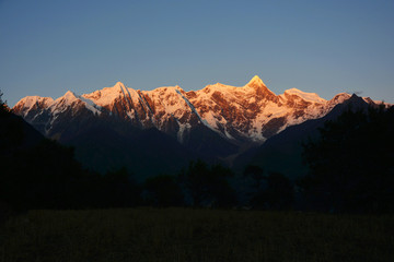 南迦巴瓦峰日照金山