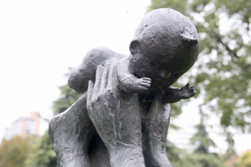 婴儿雕塑 母亲举着婴儿