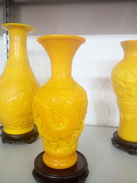 黄色陶瓷瓶