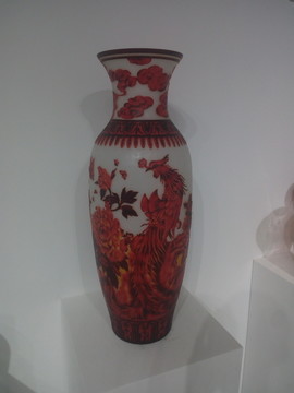 红色陶瓷瓶
