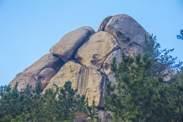 山顶岩石