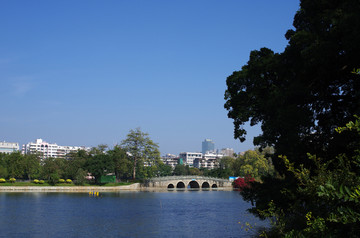 蓝天湖水