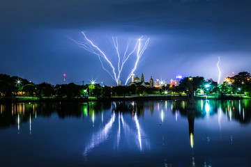 城市天空閃電