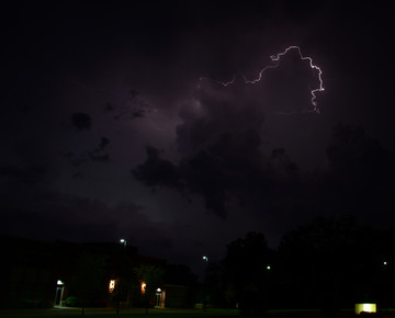 烏云密步閃電的夜空