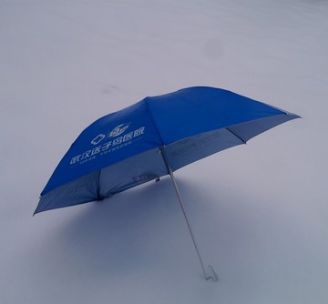 雪地雨伞