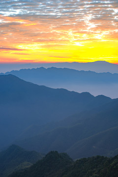 大山日出 远山日出