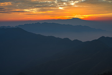 大山日出 远山日出