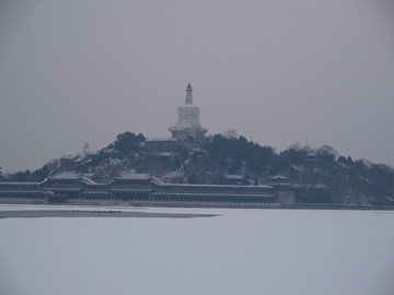 雪后的北京北海公园琼华岛