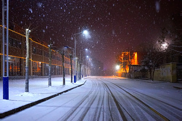 雪夜 路灯 结冰马路