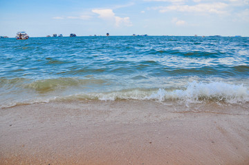 海水冲上沙滩 海水浪花