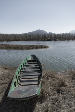 湖边的铁船