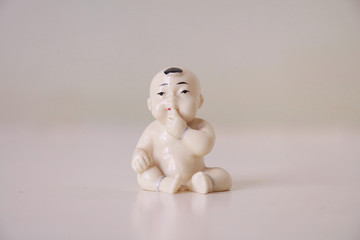 可爱婴儿坐姿瓷雕像