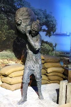 长江边抗大米包的男人雕像