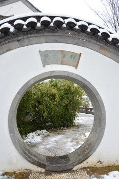 雪中园林门洞