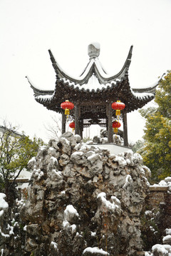 假山古亭飘雪