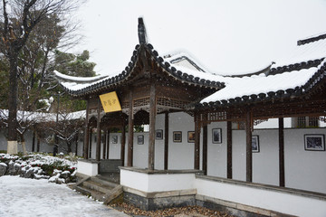 古宅长廊雪景