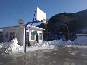 雪中篮球场 篮球场 篮板 雪景