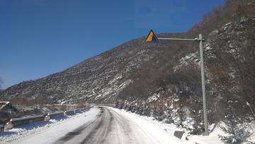 雪中的国道 国道 公路 城市