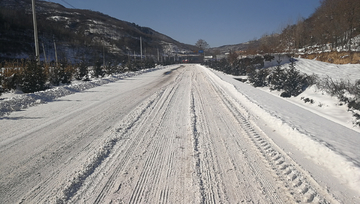 雪中的城市道路 城市公路