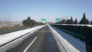 雪中的高速公路 高速公路