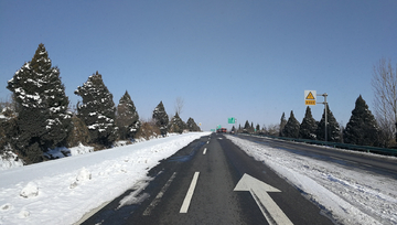 雪中的高速公路 高速公路