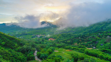 雨后景色 绿色 高山