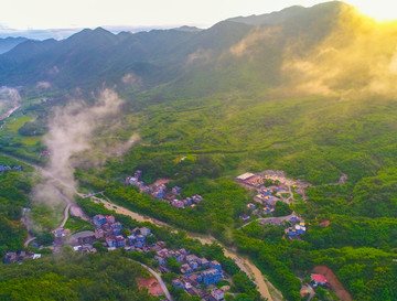 雾绕山村