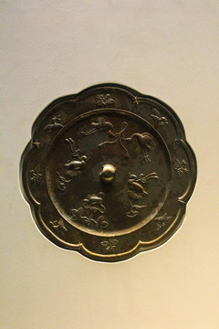 唐朝花纹铜器