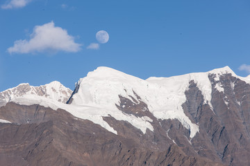 雪山与月亮