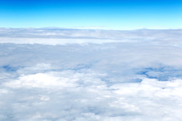 航拍飞机在高层云中