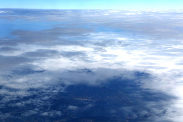 航拍俯瞰云海和山地