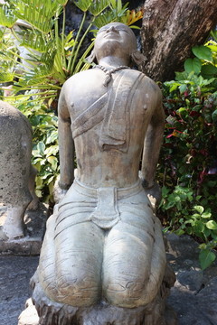 泰国石石雕跪姿后仰人物
