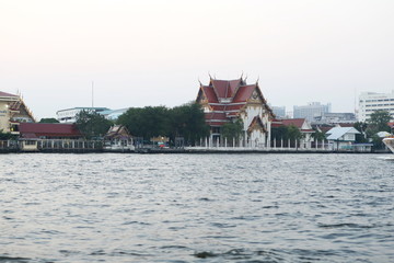 泰国湄湄南河岸寺庙