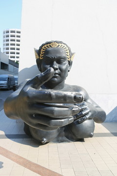曼谷赤裸上身的妇女雕像