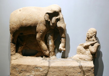 石雕大象与主人