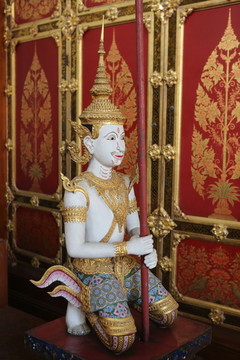 泰国执杖跪姿木雕佣