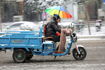 雪中骑车人