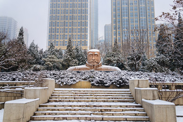 李大钊像雪景