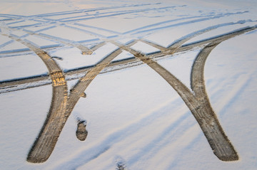 雪地里的车辆印