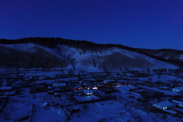 山林人家雪夜